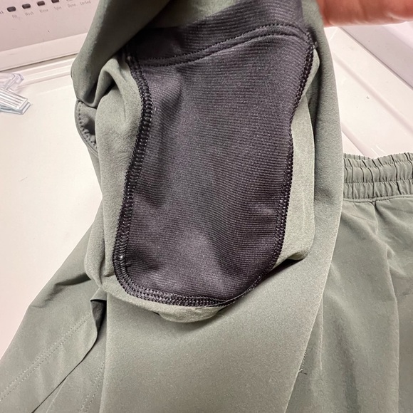 LULULEMON OLIVE GREEN SHORTS 5” INSEAM SIDE ZIPPER POCKET SIZE SMALL - Picture 11 of 12